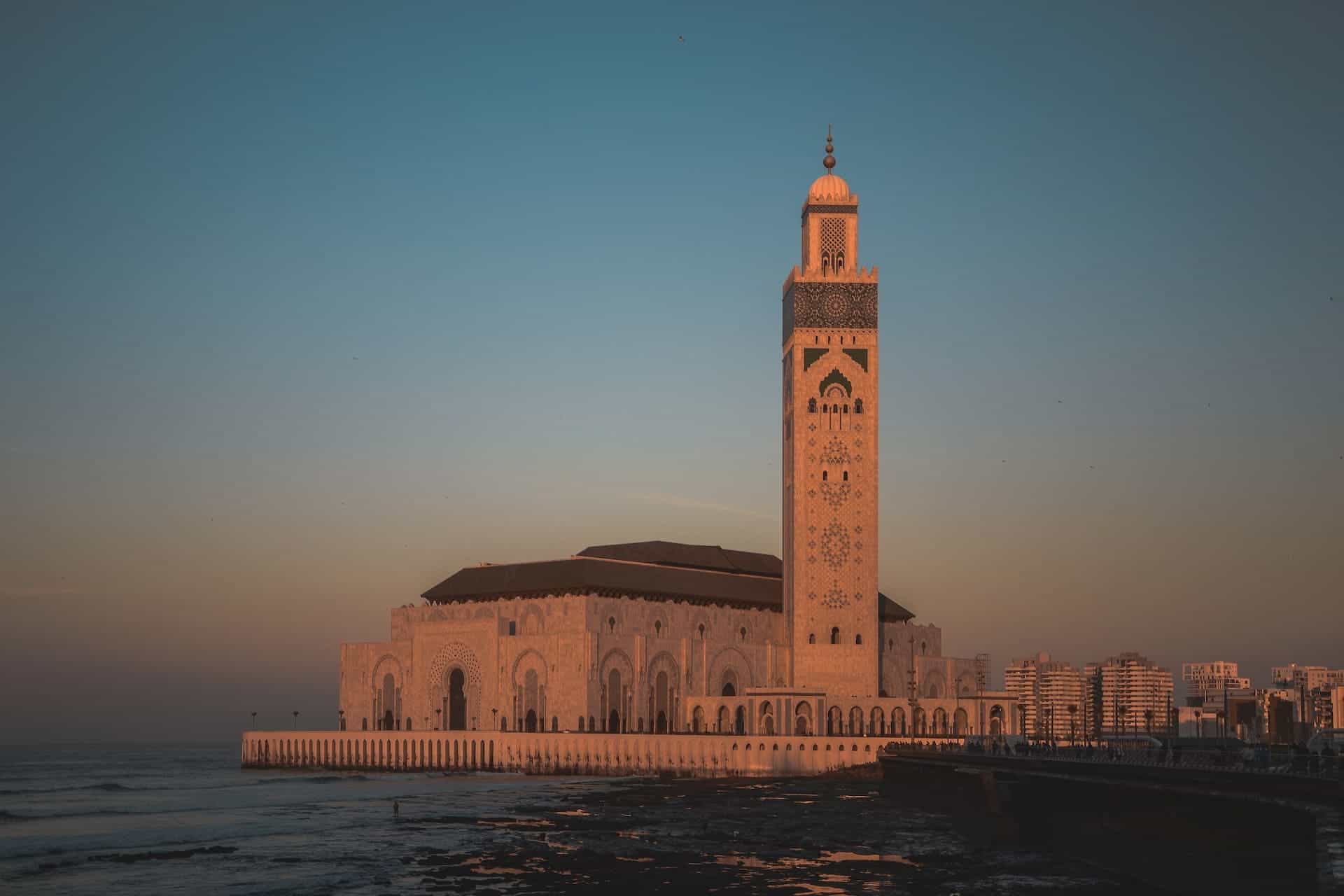 La grande mosquée de Casablanca qui est un lieu visité par de nombreuses personnes en hijra au Maroc