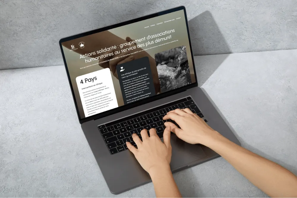 Internaute sur site actions solidarité.