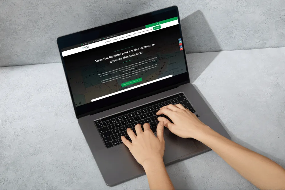 Internaute sur site e-visa saudi arabia.