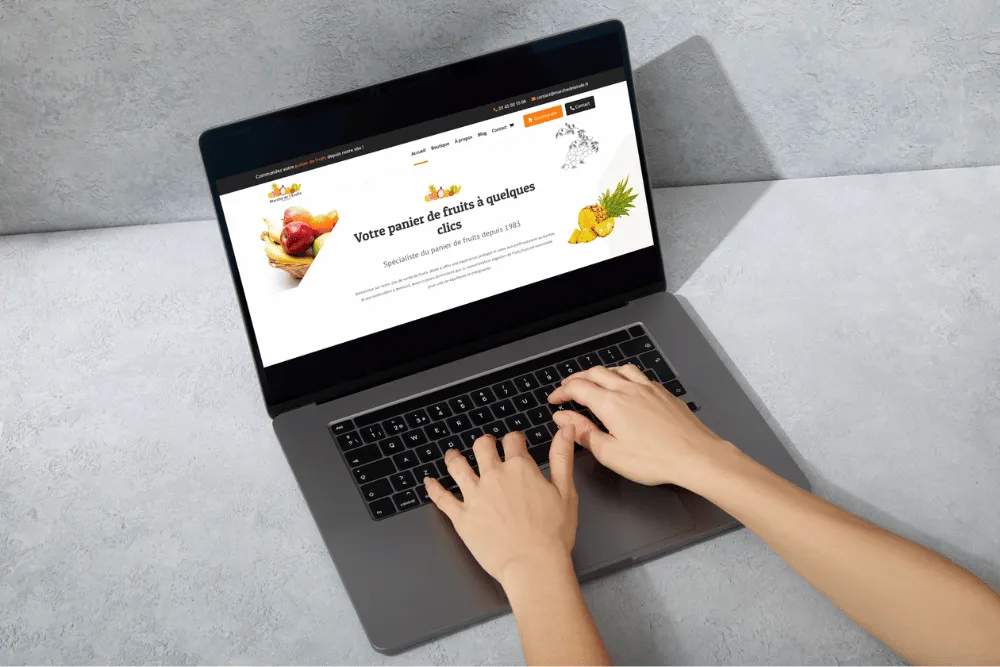 Internaute sur site marché de l'étoile.